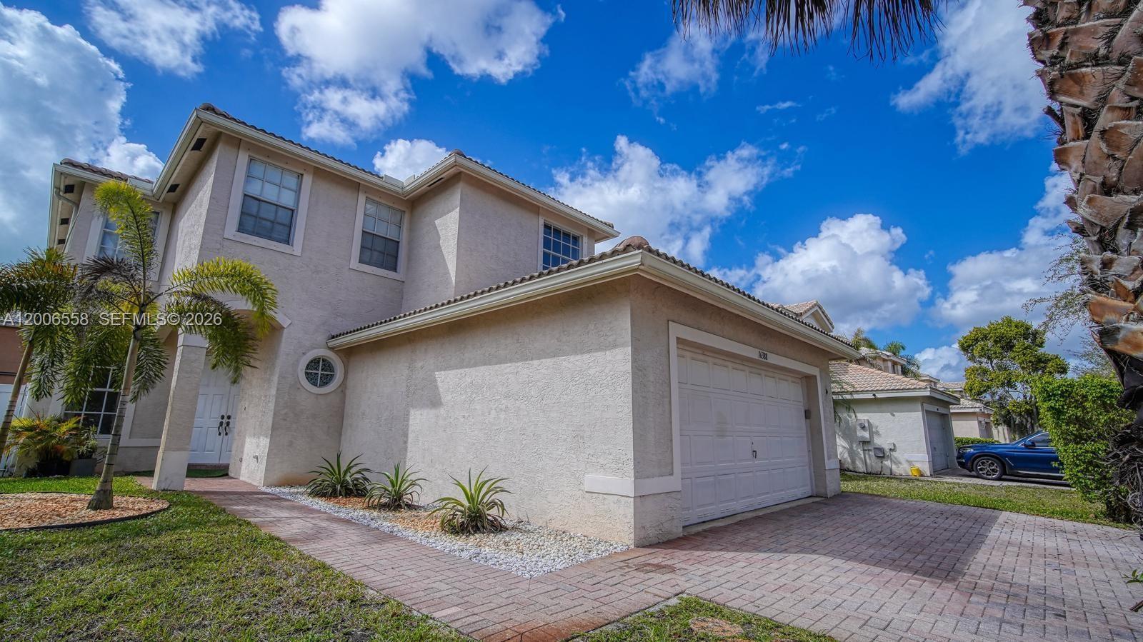 Beautiful 4/3 House in a privileged location in Miramar, Private and tranquil Neighborhood, Next to I-75, Partially remodeled and plenty of parking in a cul-de-sac.