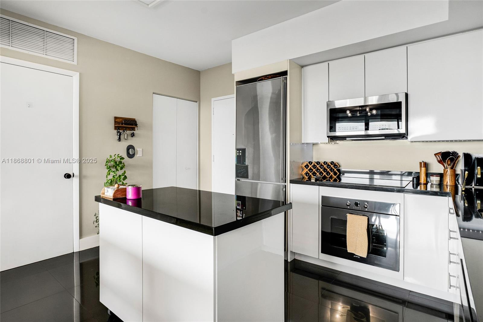 MINT CONDO - Residential