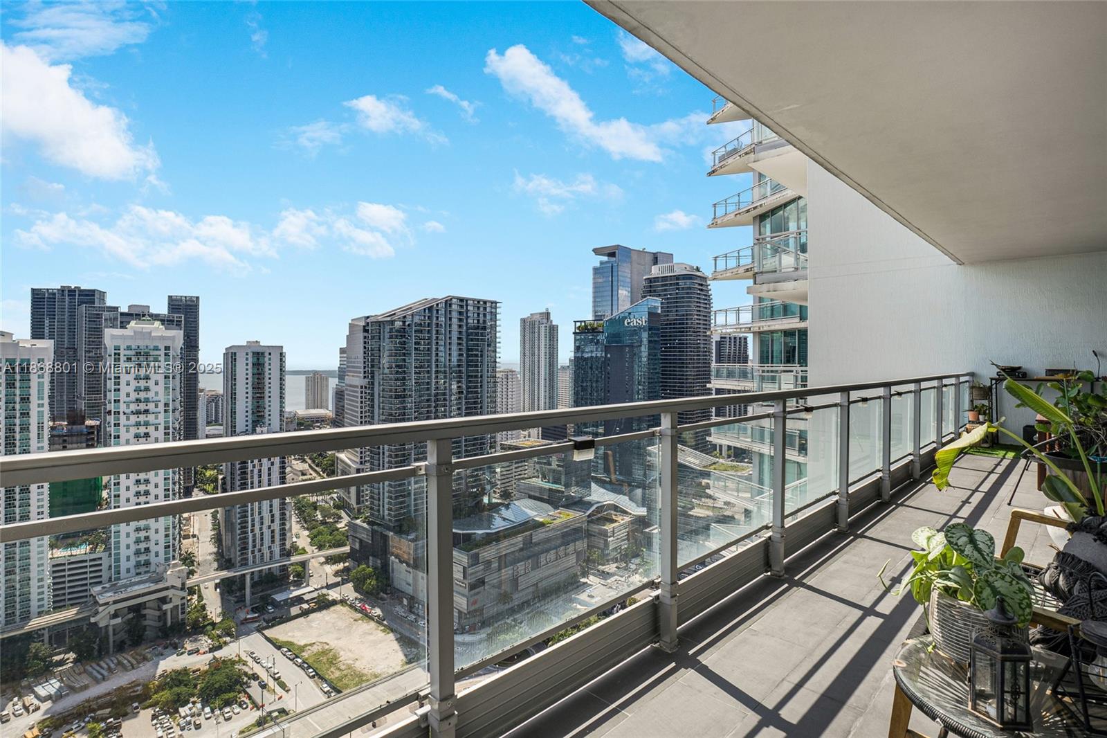 MINT CONDO - Residential