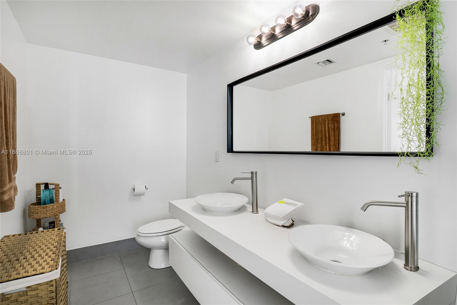 MINT CONDO - Residential