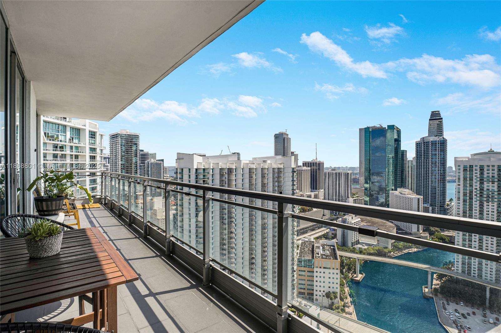 MINT CONDO - Residential