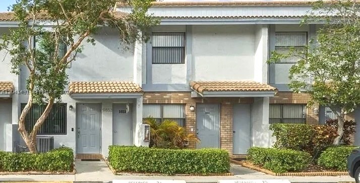 OAKWOOD ON THE GREEN COND - Residential
