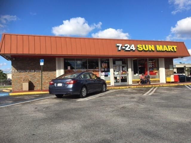 Excellent location on Sample Rd that is single standing but at the end of a very diverse shopping plaza. On the east side is a service station with only gas and oil services. This is a food/restaurant/retail.