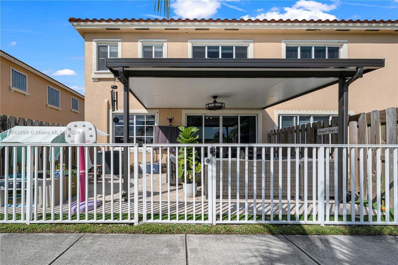 SUNSET LAKE TOWNHOMES - Residential Lease