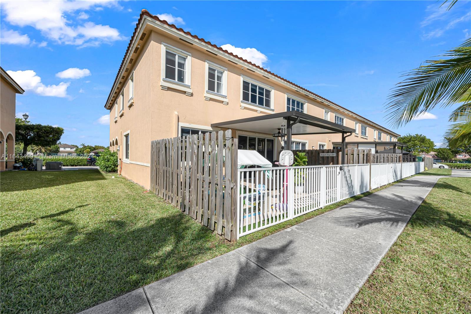 SUNSET LAKE TOWNHOMES - Residential Lease