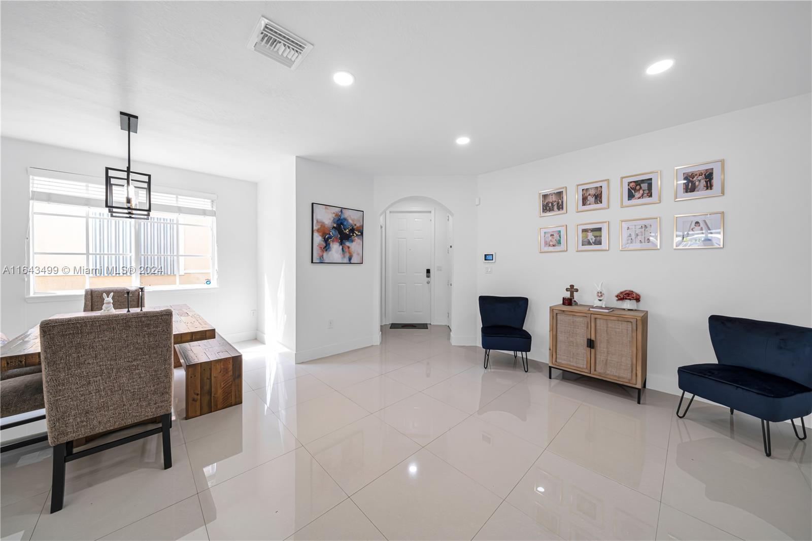 SUNSET LAKE TOWNHOMES - Residential Lease