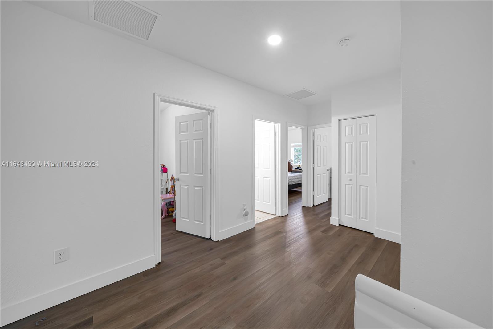 SUNSET LAKE TOWNHOMES - Residential Lease