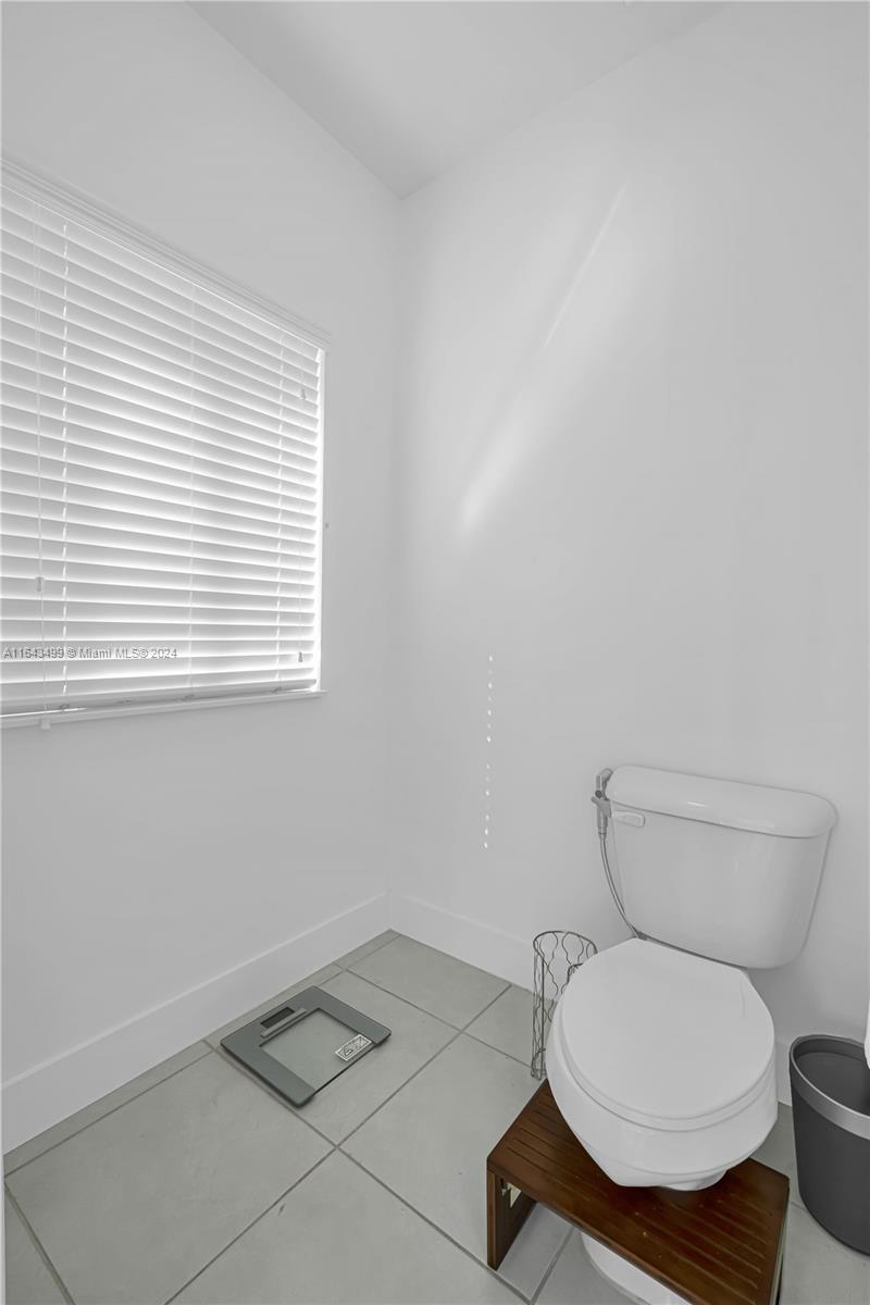 SUNSET LAKE TOWNHOMES - Residential Lease