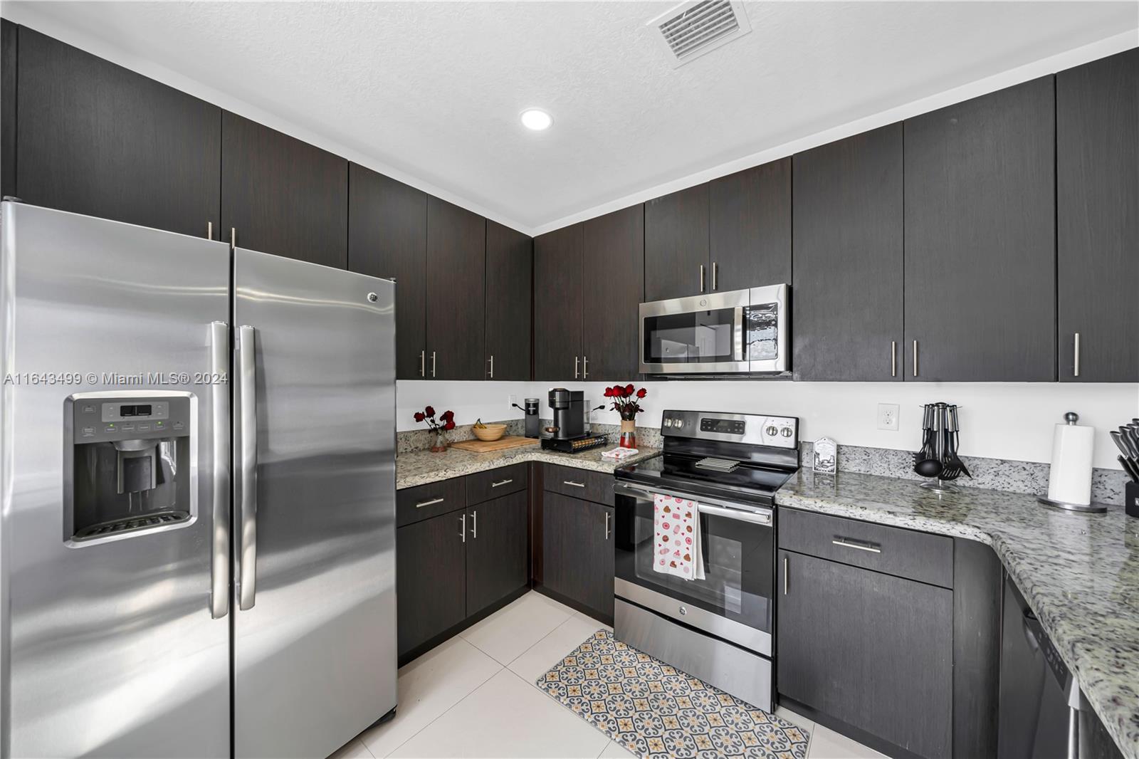 SUNSET LAKE TOWNHOMES - Residential Lease