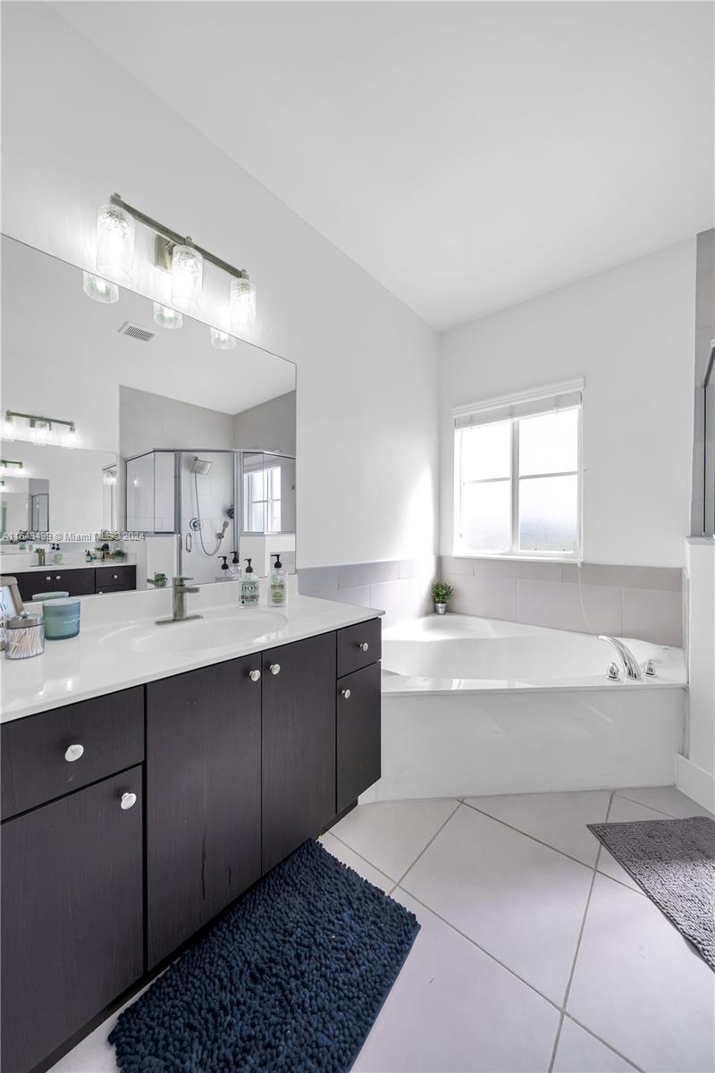 SUNSET LAKE TOWNHOMES - Residential Lease