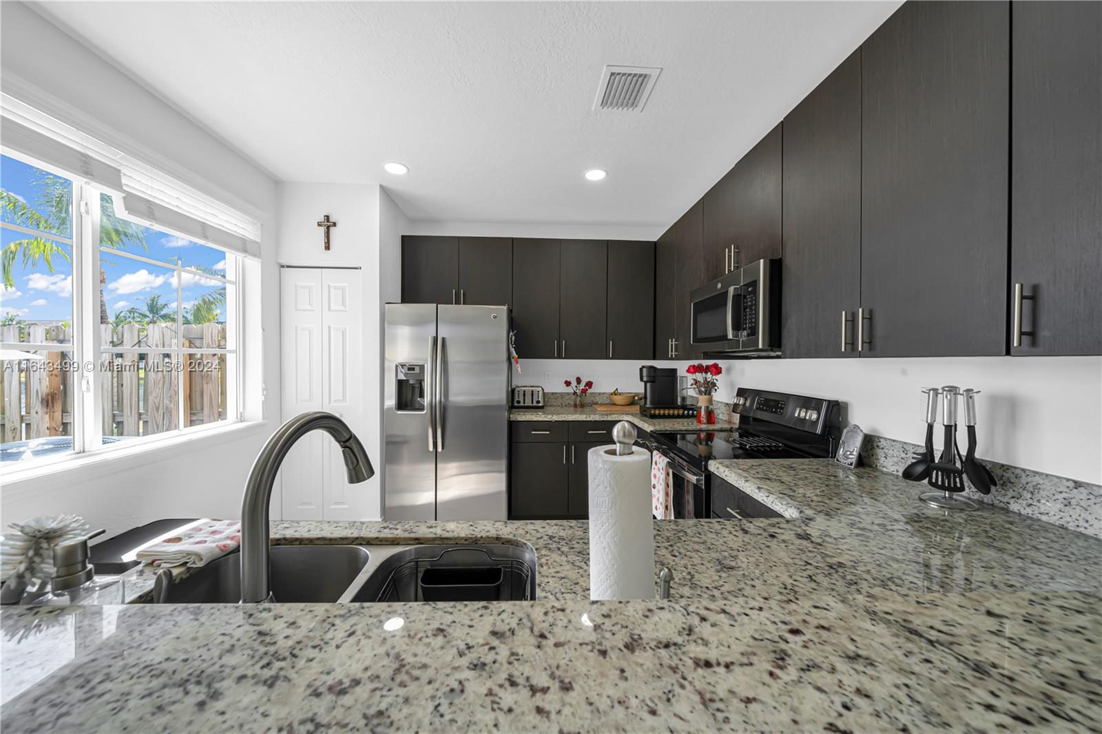 SUNSET LAKE TOWNHOMES - Residential Lease