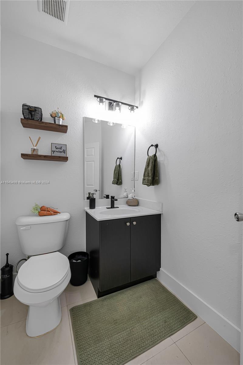 SUNSET LAKE TOWNHOMES - Residential Lease