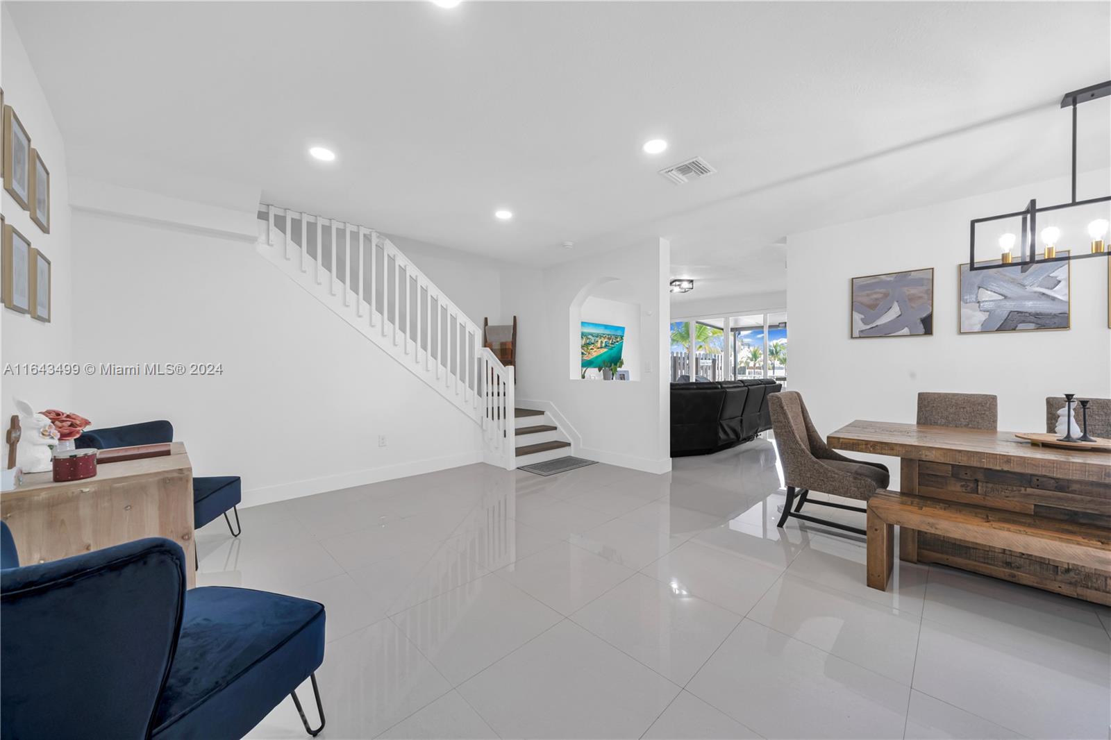SUNSET LAKE TOWNHOMES - Residential Lease