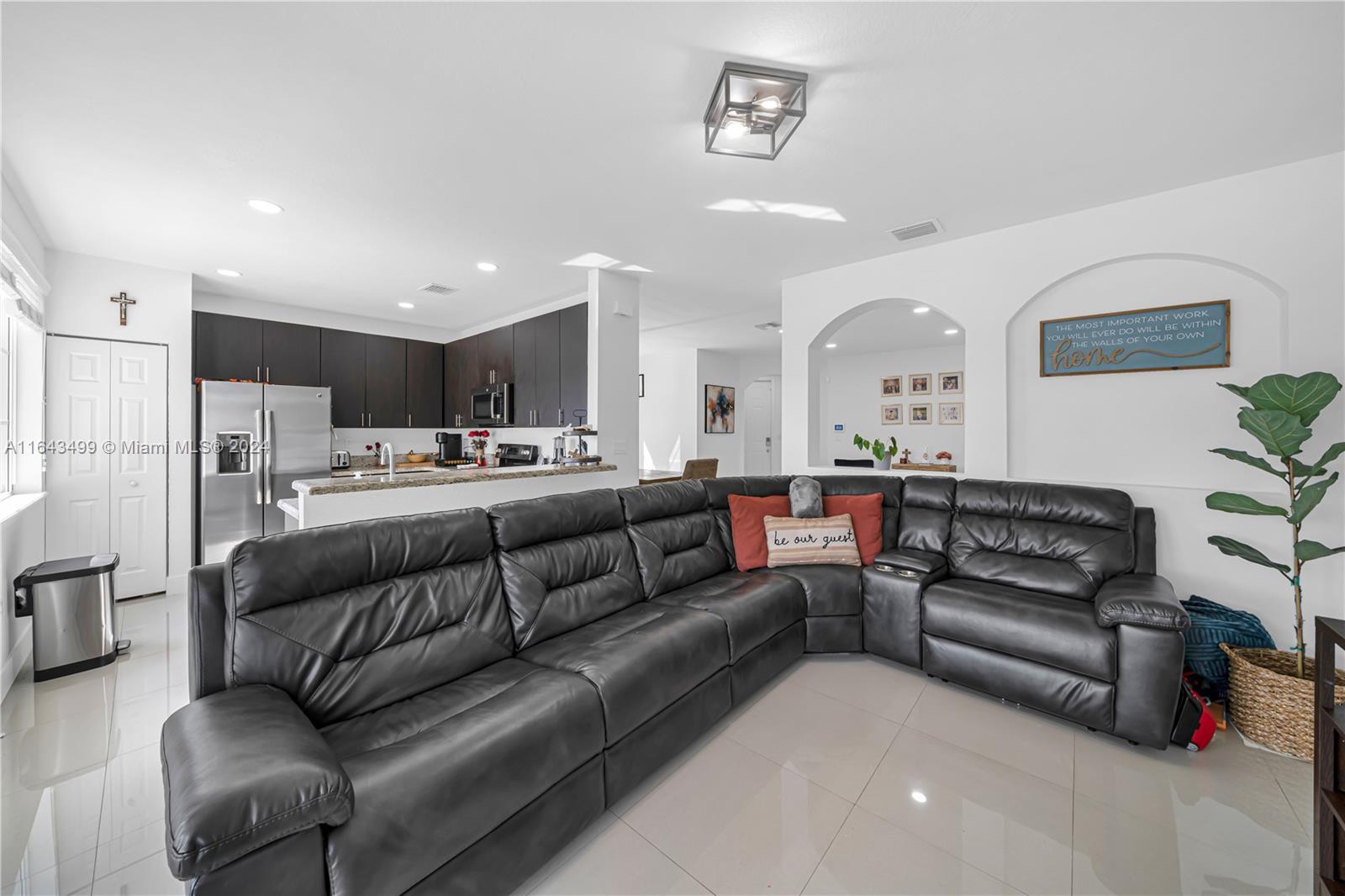 SUNSET LAKE TOWNHOMES - Residential Lease