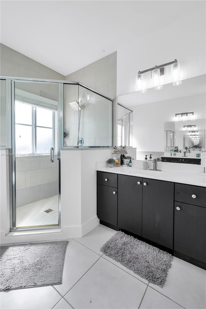 SUNSET LAKE TOWNHOMES - Residential Lease