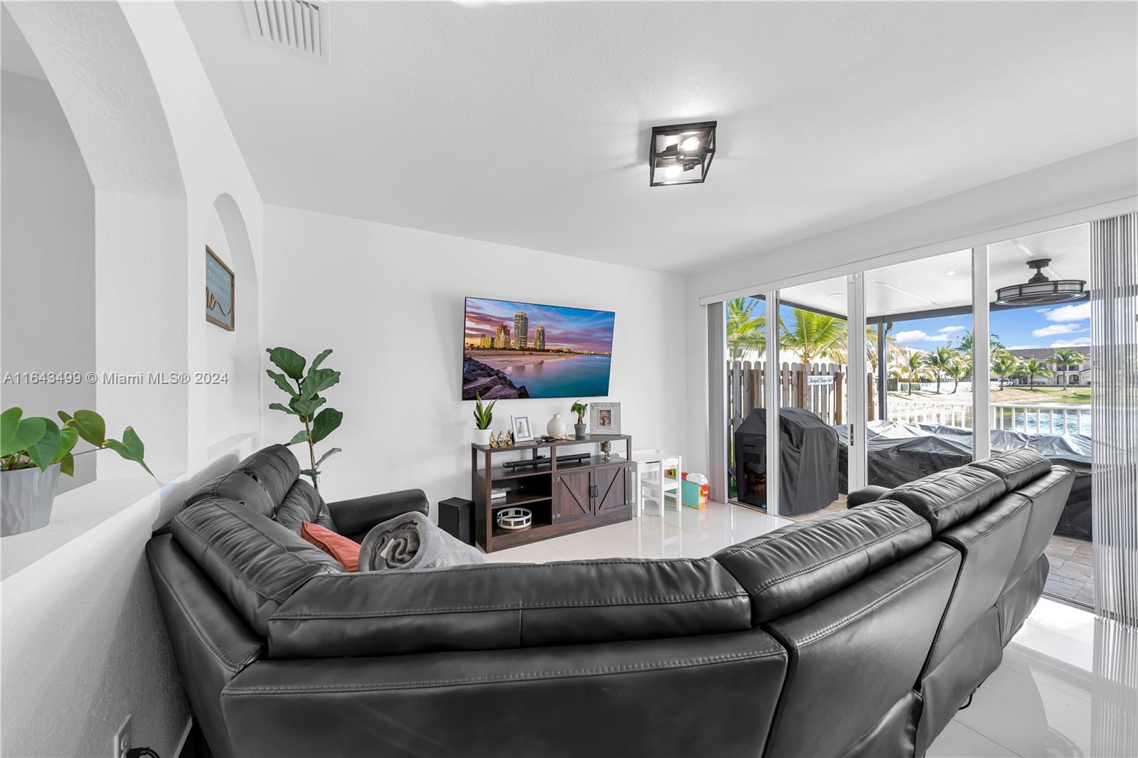 SUNSET LAKE TOWNHOMES - Residential Lease