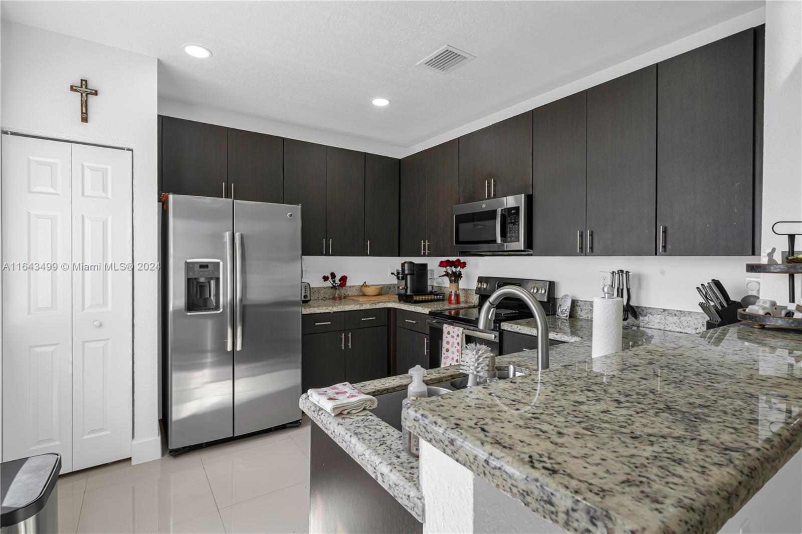 SUNSET LAKE TOWNHOMES - Residential Lease