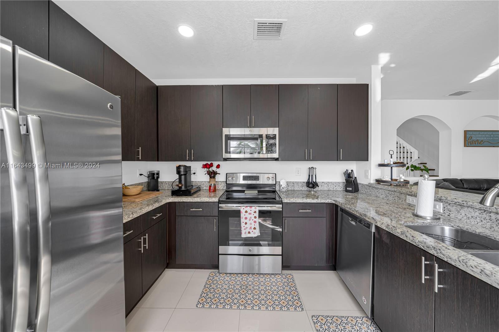 SUNSET LAKE TOWNHOMES - Residential Lease