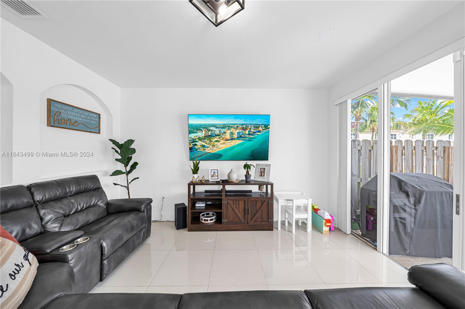 SUNSET LAKE TOWNHOMES - Residential Lease