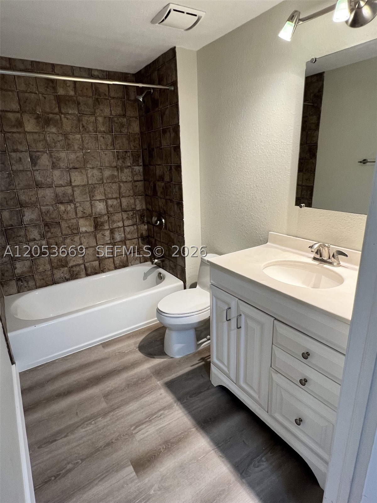 DOUGLAS GRAND CONDO - Residential Lease