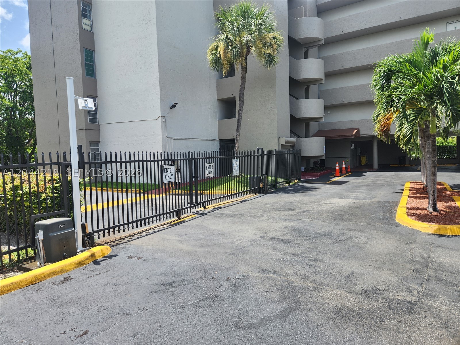 SANDALWOOD CONDO APTS - Residential Lease