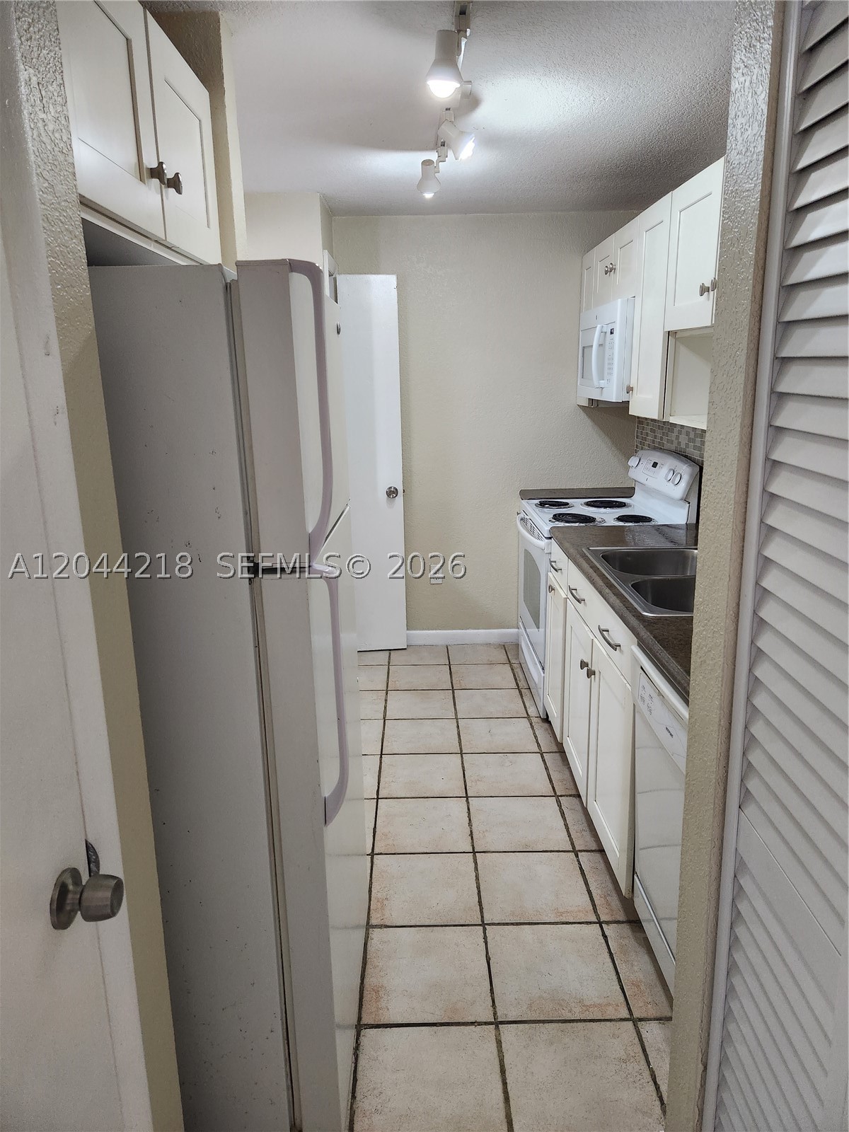 SANDALWOOD CONDO APTS - Residential Lease