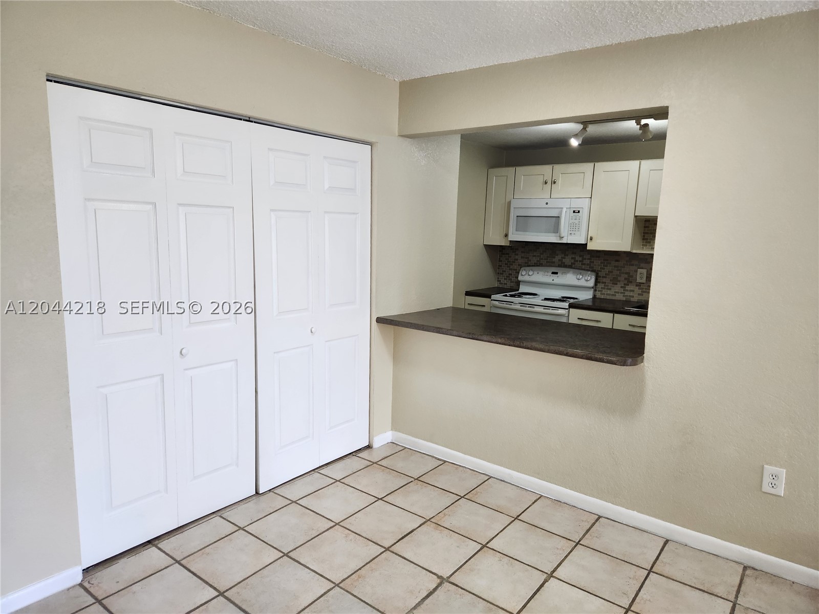 SANDALWOOD CONDO APTS - Residential Lease