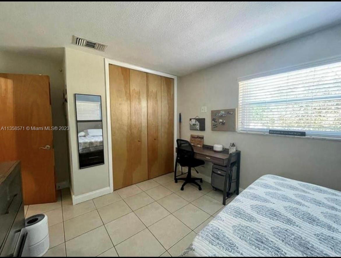 ELIZABETHAN CONDO - Residential