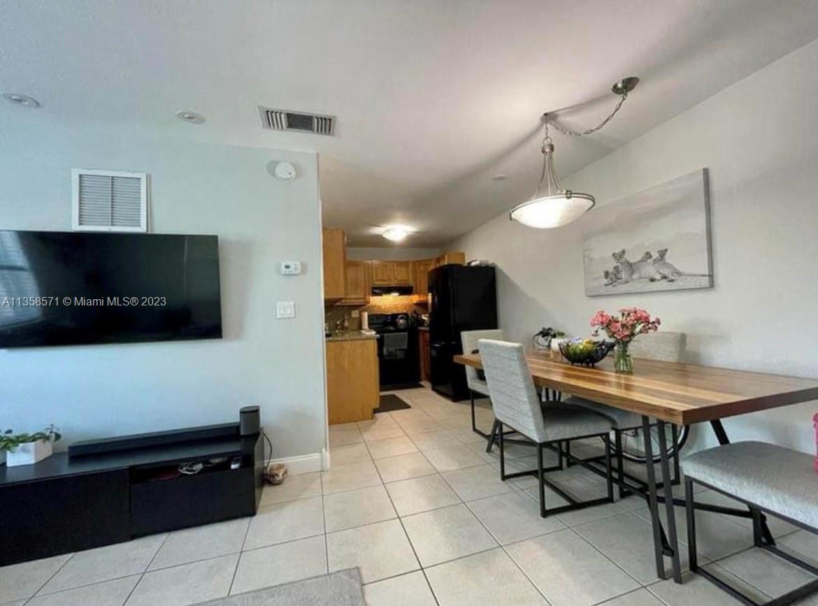 ELIZABETHAN CONDO - Residential