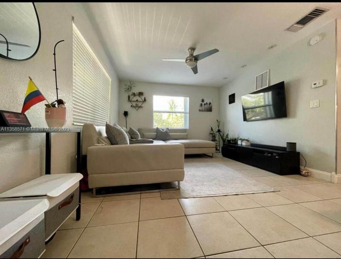 ELIZABETHAN CONDO - Residential