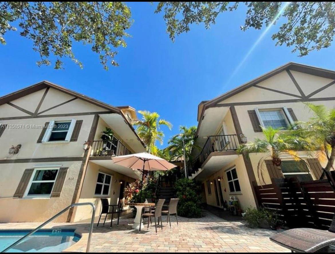 ELIZABETHAN CONDO - Residential