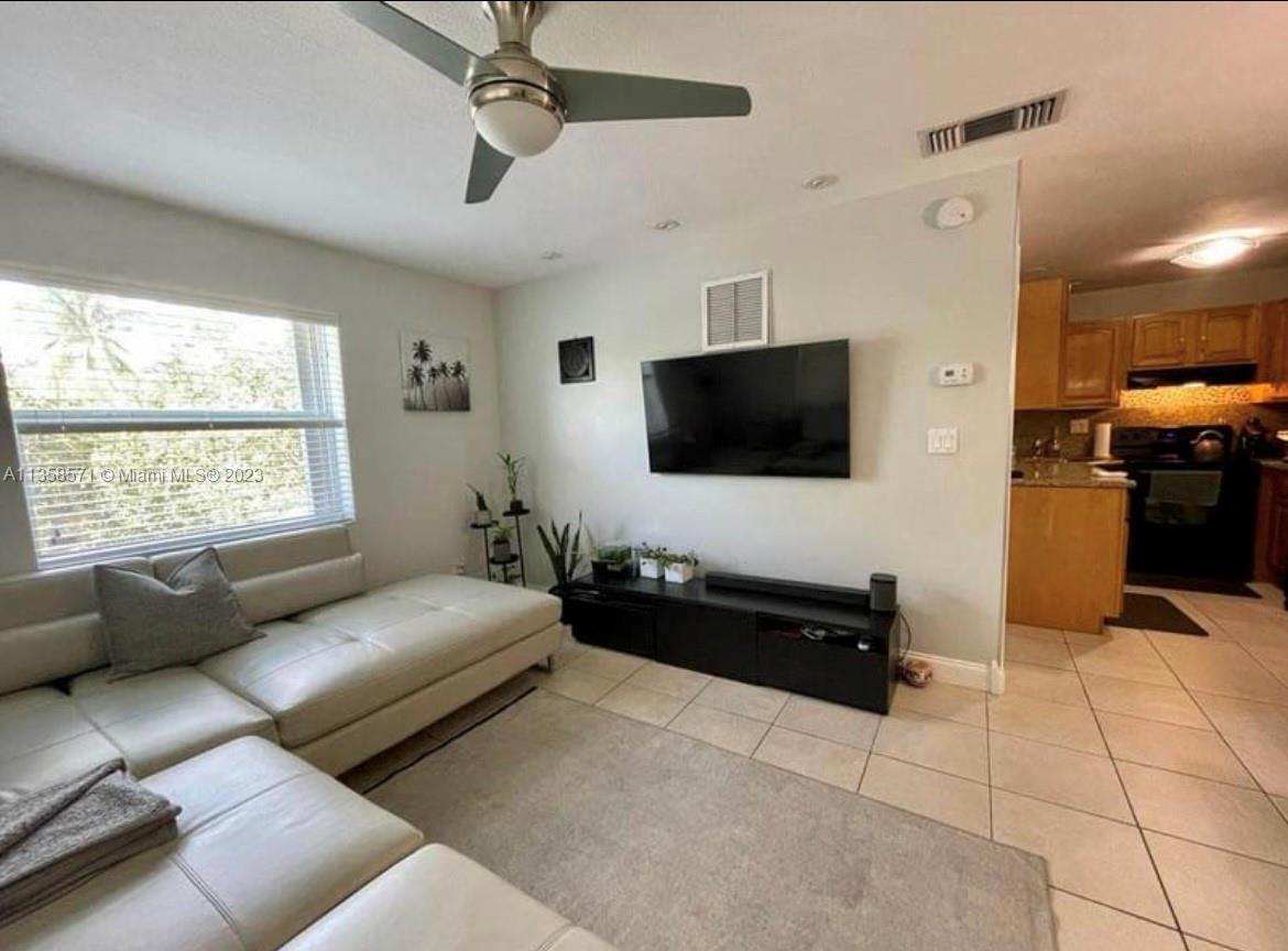 ELIZABETHAN CONDO - Residential
