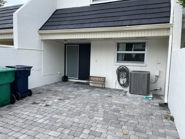Immaculate, rarely available 2 bedroom/2.5 bath spacious villa in Kings Creek! Features 2 master suites, large kitchen and living area as well as patio space both at front and rear, impact windows throughout new roof and A/C. Excellent location close to Baptist hospital, Dadeland, Palmetto and US1.