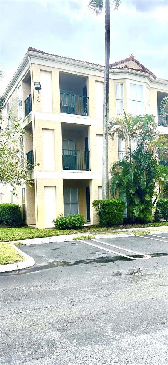 Beautiful and Cozy Unit 1-1 on the First Floor, Attractive Opportunity for Investors, the Lease has Just Been Renewed for One Year.
The Condominium Offers Amenities Such as a Pool, Gym, Club House etc.
Stunning Unique Fully Remodel Apartment, Stainless Steel Appliances, Porcelain Floor, in Unit, Washer and Dryer. Desirable Community, in Great Location, Across from the Coral Square Mall, Restaurants, Movies, Banks, Close to All Major Roads.
