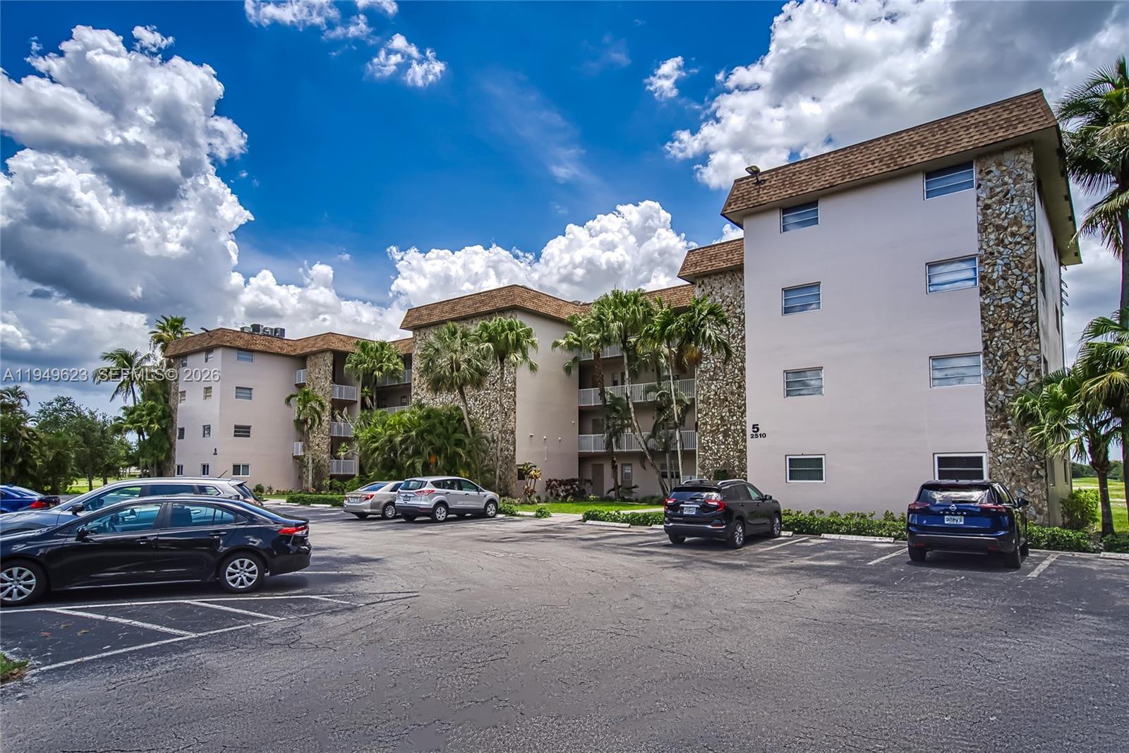 ARROWHEAD CONDO NO V - Residential