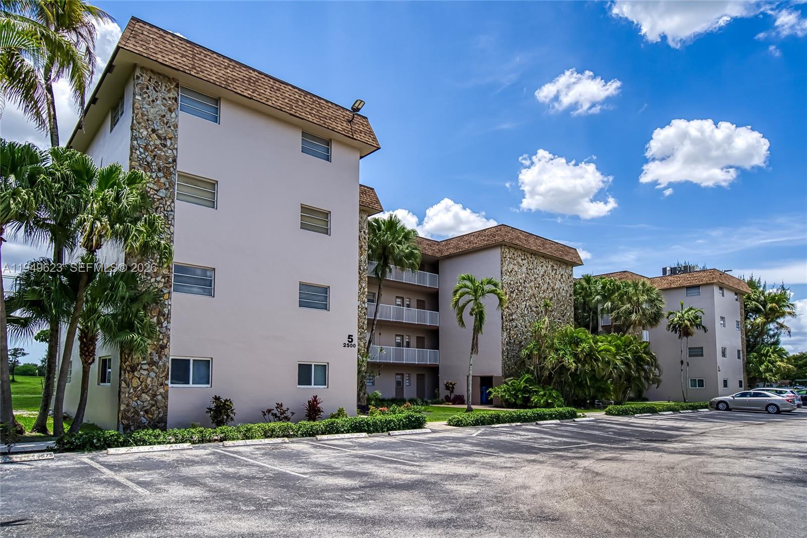 ARROWHEAD CONDO NO V - Residential