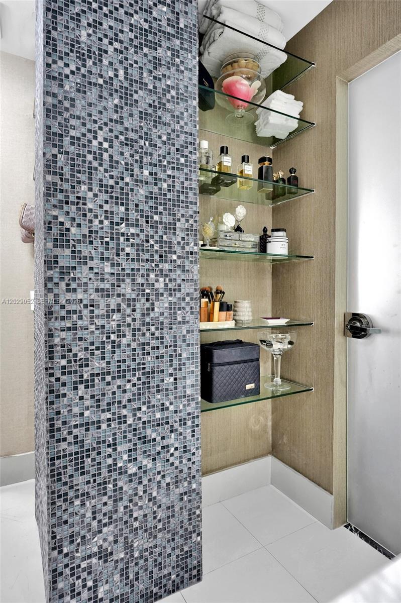 NEW WAVE CONDO - Residential