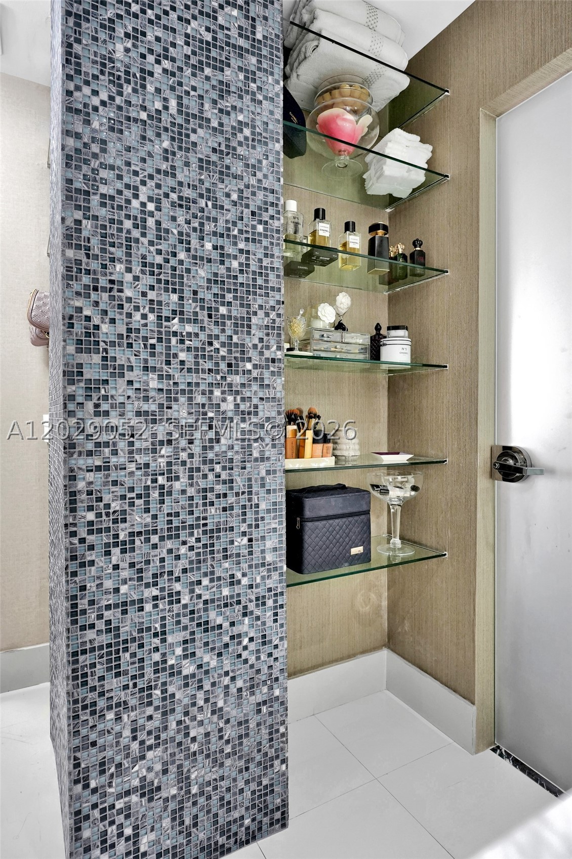 NEW WAVE CONDO - Residential