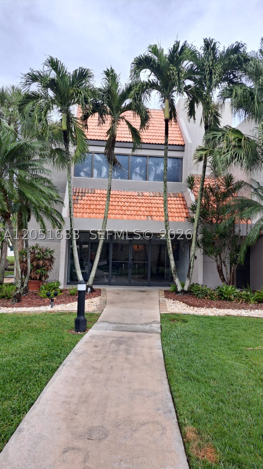 BUILDING NINE OF RACQUET - Residential Lease