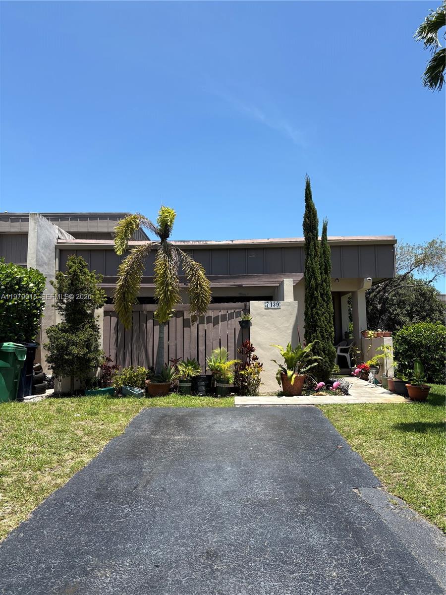 This won't last, call today, great location corner unit with private patio area split floor plan design.
WITH APPOITMENT ONLY, DO NOT BOTHER THE OCCUPANTS