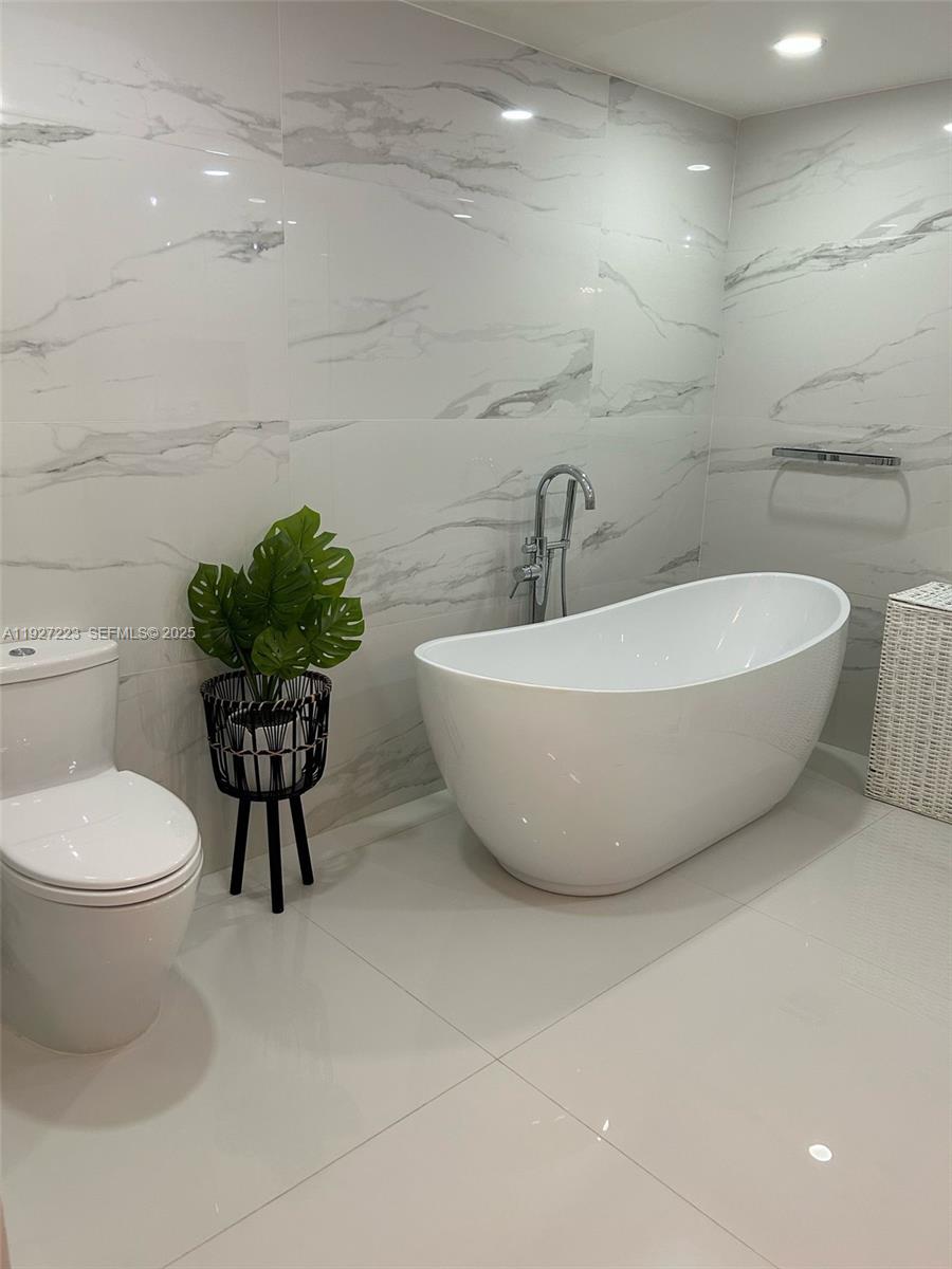 KING DAVID OF SUNNY ISLES - Residential