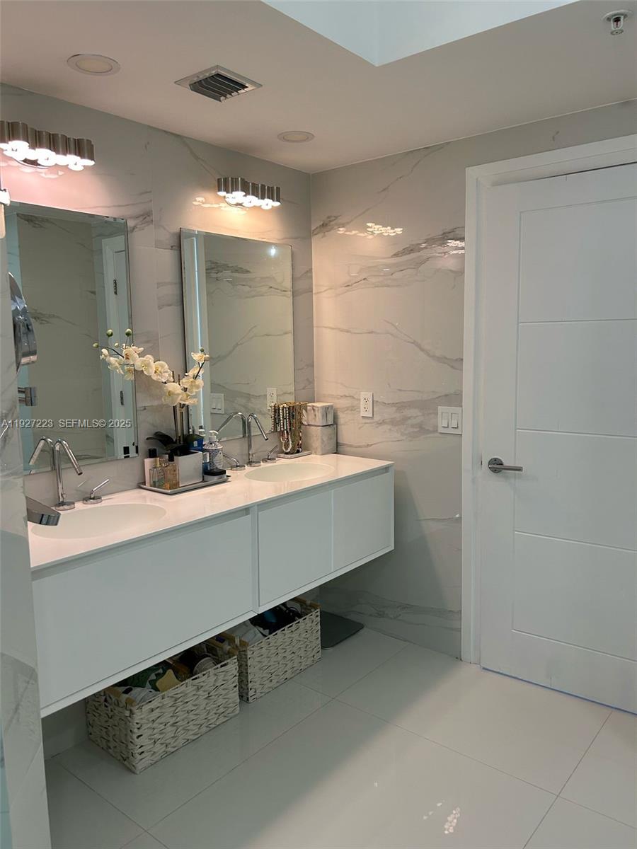 KING DAVID OF SUNNY ISLES - Residential