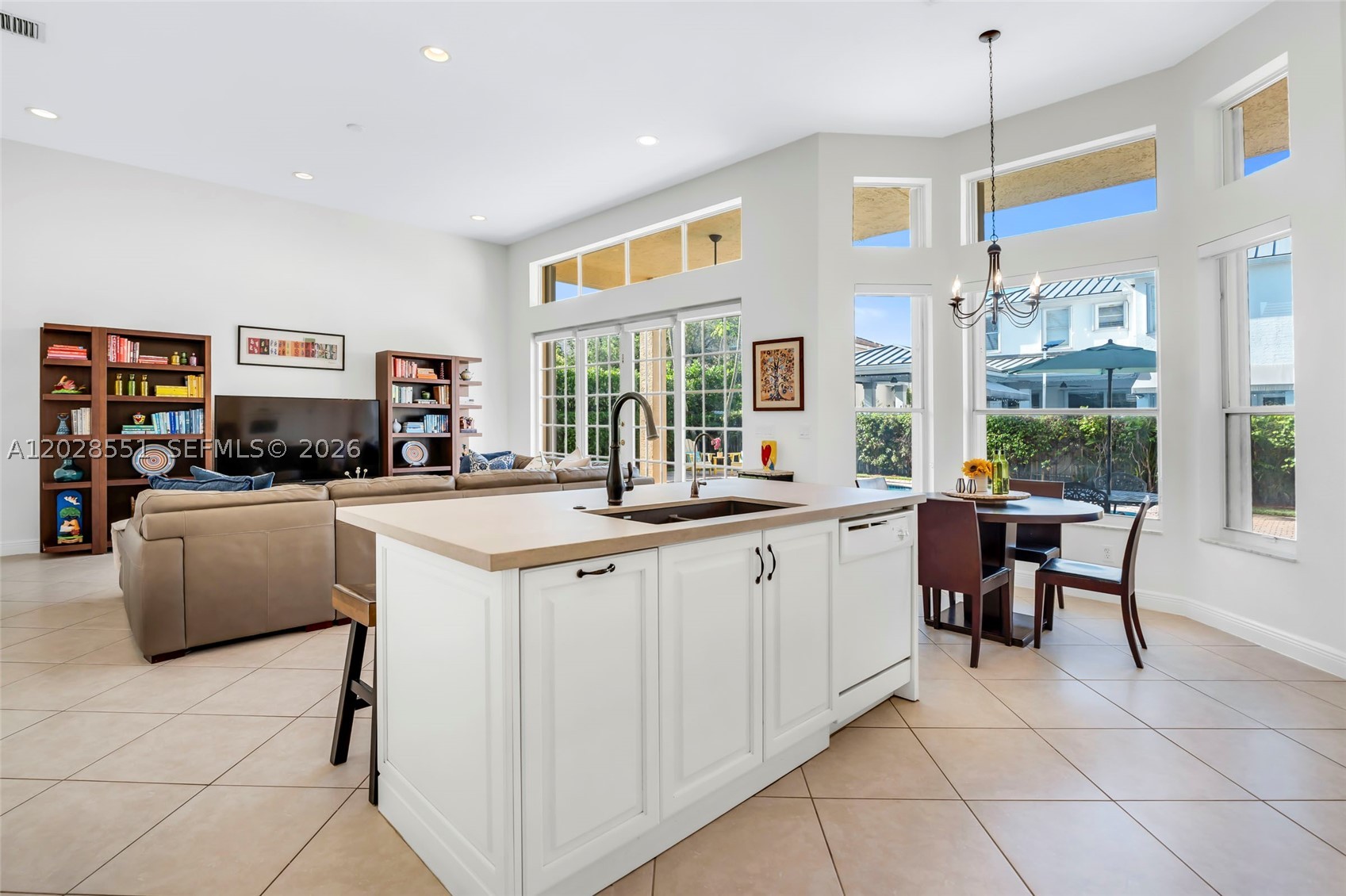 SUNSET LAKES - Residential