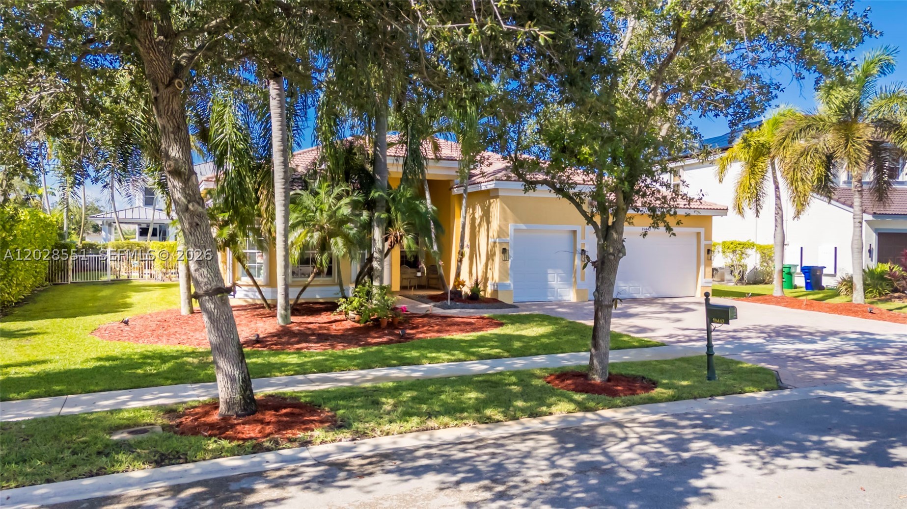 SUNSET LAKES - Residential