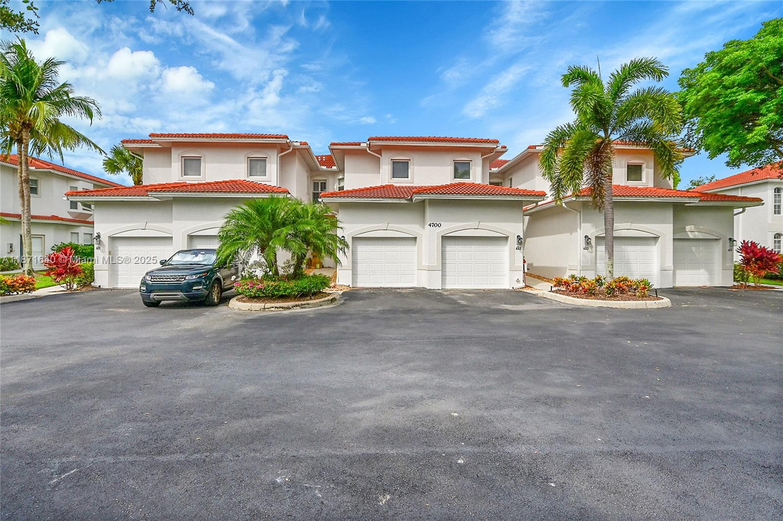 WINDWARD CAY - Residential