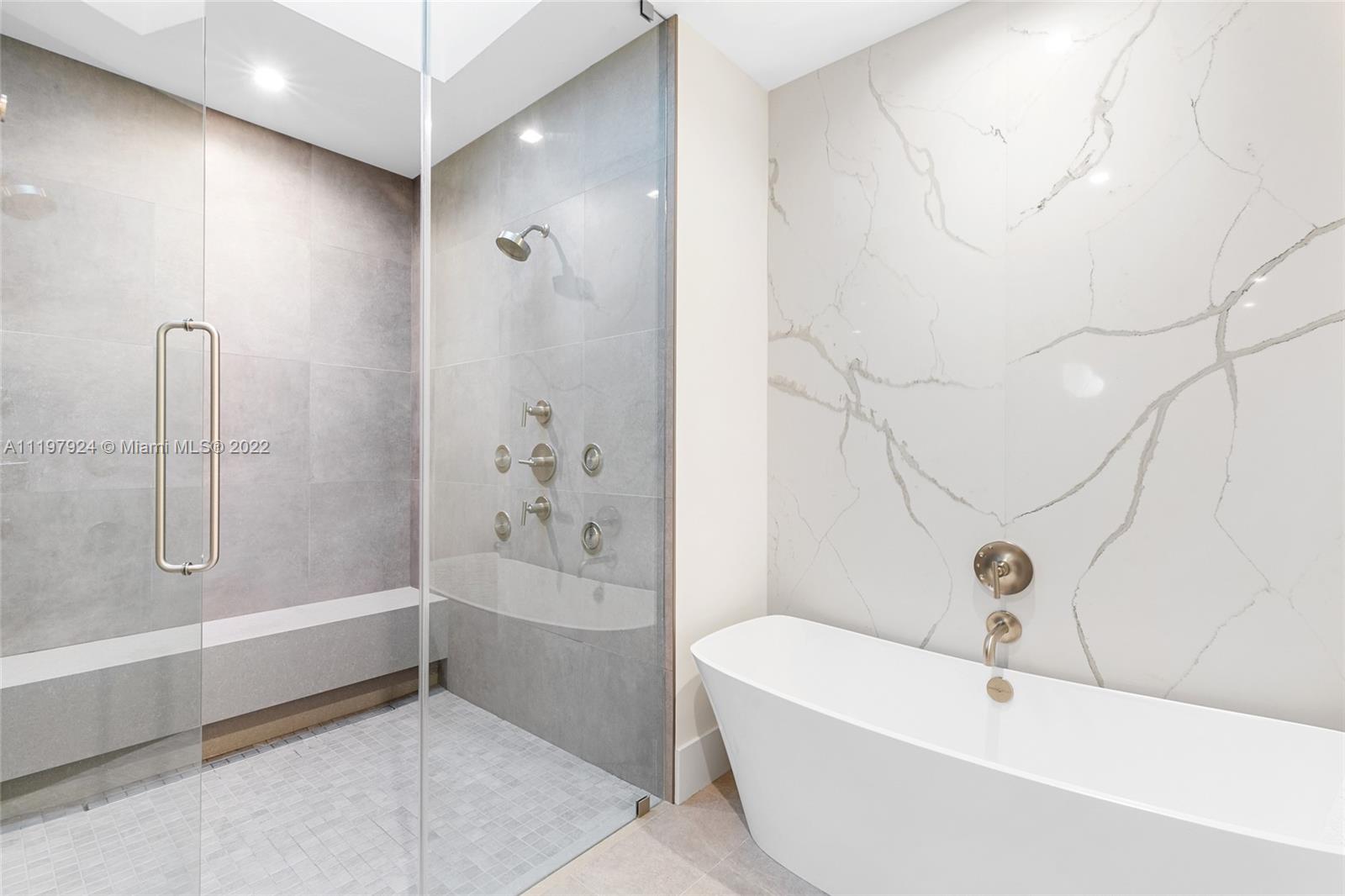 VILLA REGINA CONDO - Residential