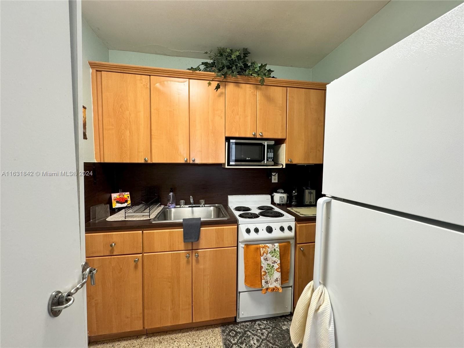 6TH ADDN TO HIALEAH AMD - Residential