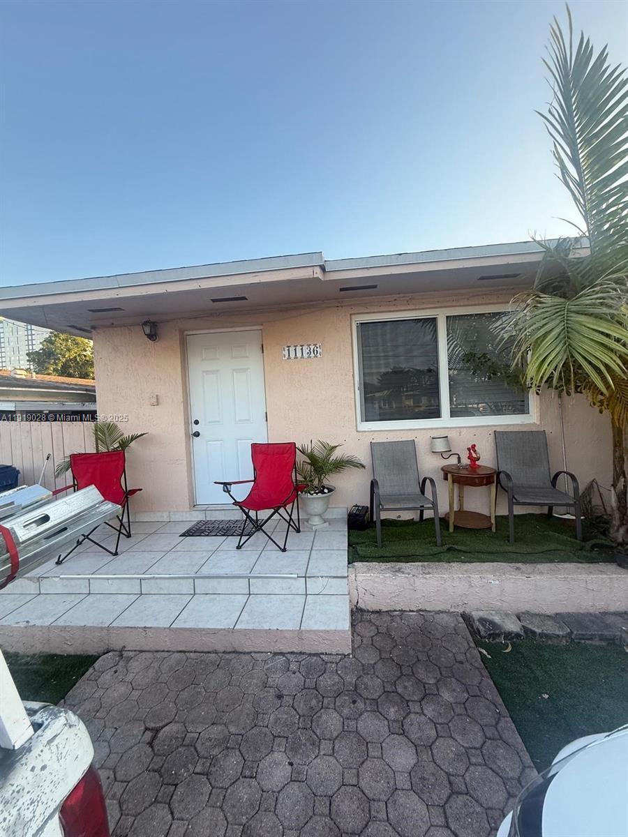 Attention!
Invest with vision.
A duplex in Sweetwater, a prime location next to FIU, combines constant demand and a solid, very positive cap rate.   Two units, each with two bedrooms and one bathroom, had their roofs updated in 2022 and their windows and doors updated with impact-resistant glass in 2024.
This property offers stability, growth, and significant value appreciation!