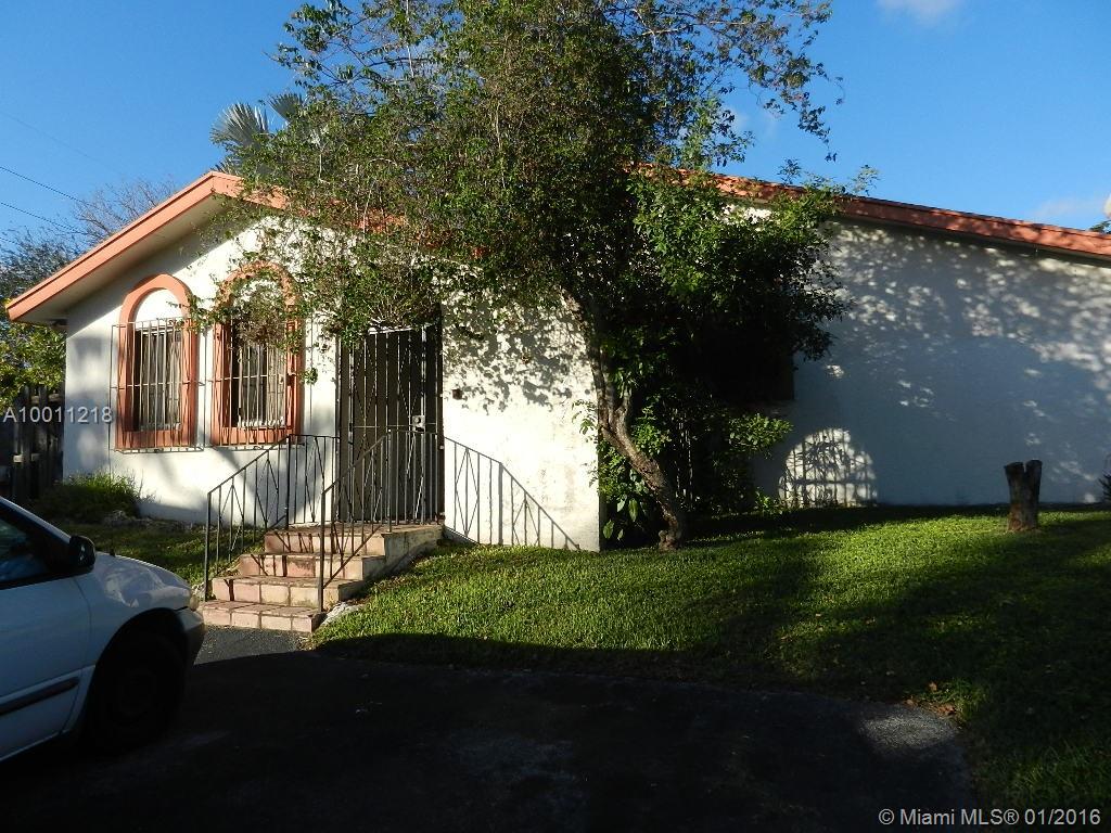 SINGLE FAMILY HOME ON CUL-DU-SAC MINUTES FROM TWO TURNPIKE ON-RAMPS, NEAR MIAMI-HOMESTEAD SPEEDWAY AND HOMESTEAD AIRFORCE BASE. THREE BEDROOM, TWO BATH SINGLE FAMILY HOME WITH FENCED YARD WITH LOW ASSOCIATION FEE OF ONLY $40 PER MONTH. THIS HOUSE WOULD MAKE NICE HOME FOR FIRST TIME HOME BUYER OR INVESTOR SEEKING OPPORTUNITY FOR RENTAL/RESALE. PROPERTY IS OCCUPIED. DO NOT DISTURB OCCUPANTS.