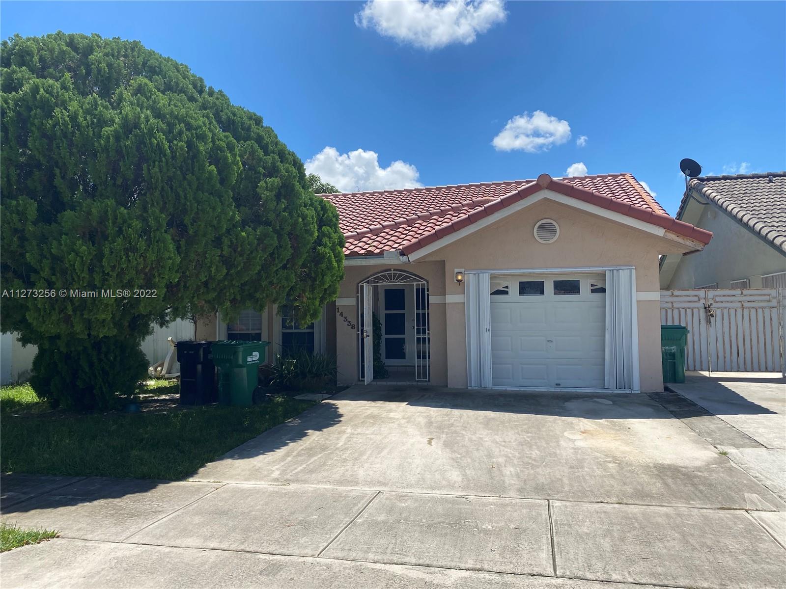 Spacious single home with 3 bedrooms 2 bathrooms, remodeled kitchen with Stainless Steel appliances and granite countertops. garage for one car, patio with access to the left side of the property, quiet neighborhood, minutes from schools and shopping centers.